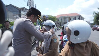 Gowa: Polisi Bagi Helm Gratis, Wujud Kepedulian Terhadap Keselamatan