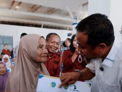 Gubernur Sulsel, Andi Sudirman Serahkan Ganti Rugi Rp17,5 Miliar untuk Pembebasan Lahan Runway Bandara Bua