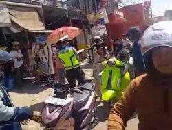 Polresta Gowa Bagikan Air Mineral kepada Pengendara di SPBU Pallangga