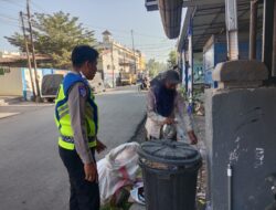 Sebelum Atur Lalu Lintas, Kasat Lantas Gowa Bantu Ibu Pemulung