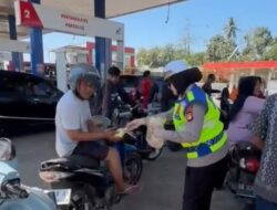 Polwan Satlantas Polres Gowa Bagikan Makanan kepada Pengendara yang Antre BBM